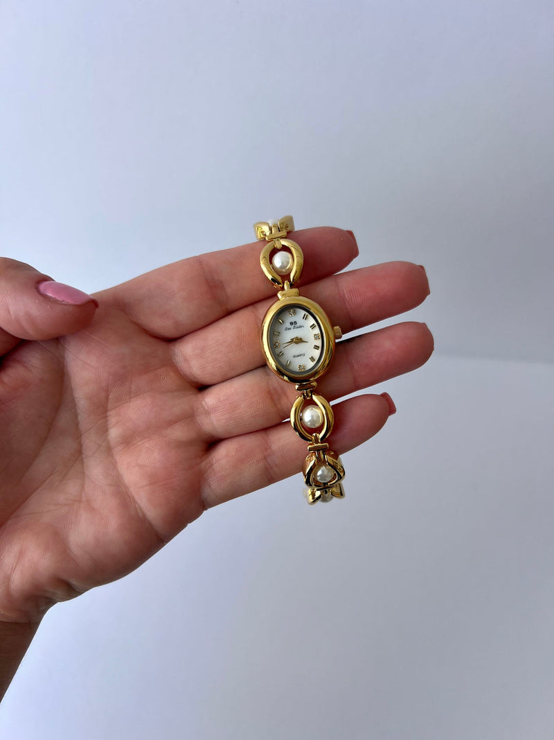 Marie – Klassisk ur med perlemorskive og luksuriøse armbånd