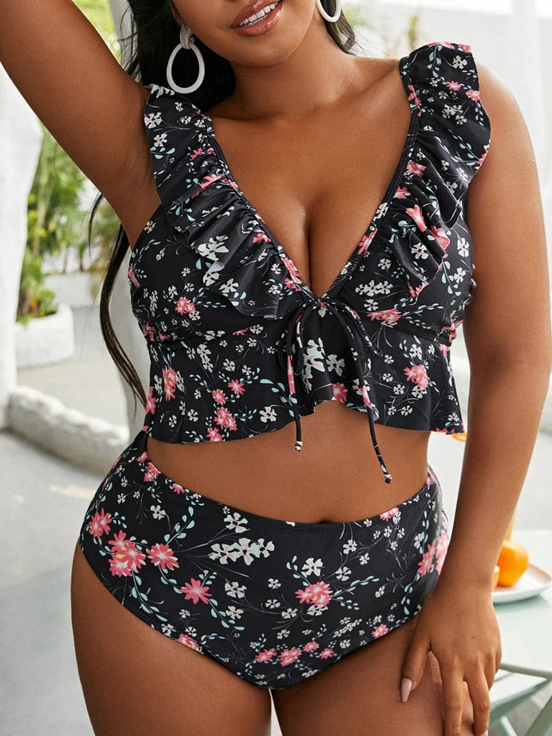 Gabriella – Højtaljet bikinisæt med blomsterprint og flæsedesign