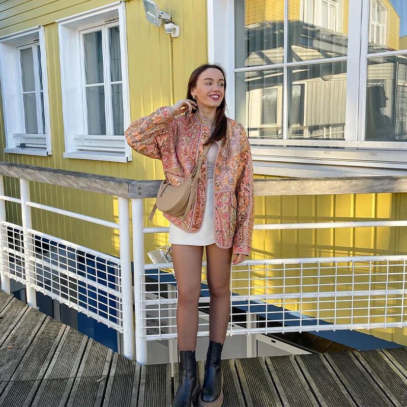 Luna – Oversized jakke med blomsterprint med lange ærmer og store frontlommer