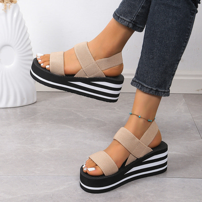Willow – Lette sandaler med stribet kileformet sål og sikker ankelrem