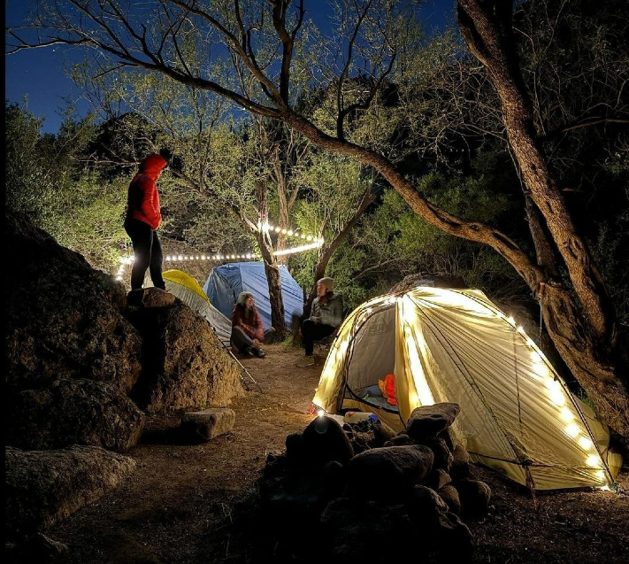 LumiCamp – Udendørs LED Lyskæde med Bærbart Design til Alsidig Brug
