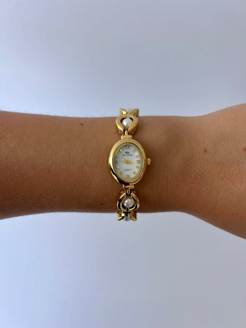 Marie – Klassisk ur med perlemorskive og luksuriøse armbånd