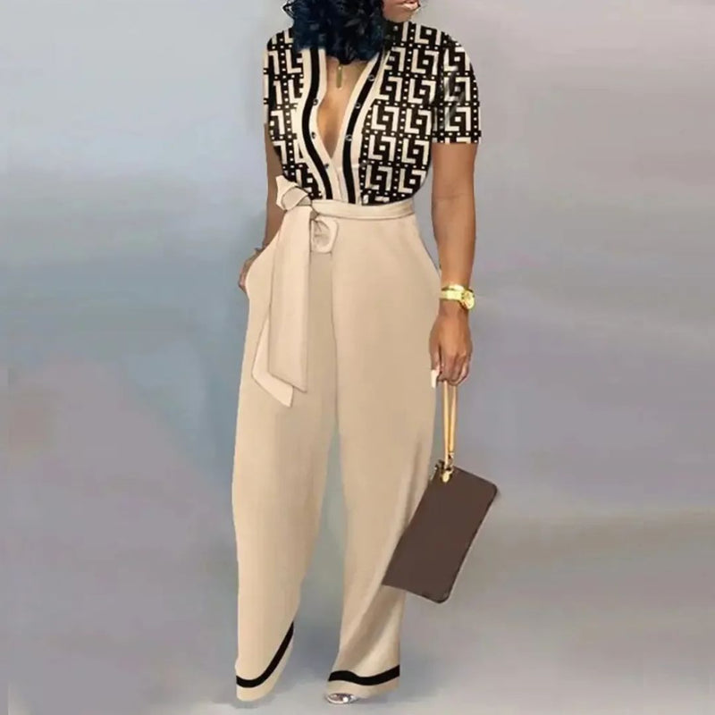 Sienna - Kortærmet jumpsuit med dyb V-hals og talje med bælte