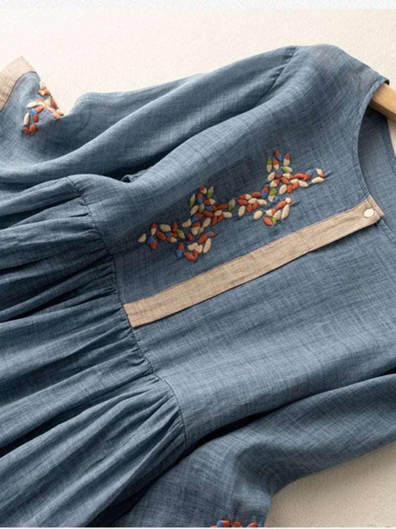 Alina – Langærmet broderet kjole med rund halsudskæring og  a linjedesign