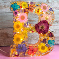 GlowPetal – Personlig Bogstavlampe Med Smukt Blomsterdesign