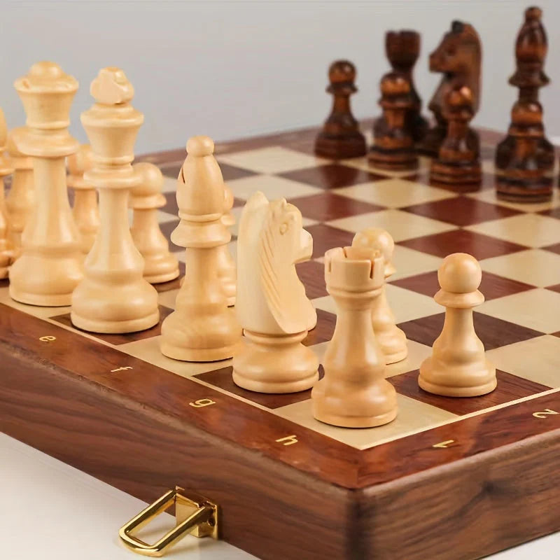 CrownChess – Elegant skaksæt med detaljerede brikker og klassisk bræt til strategisk spil