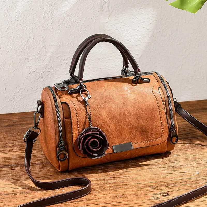 Ashley – Unik skuldertaske med justerbar rem og blomsteraccent