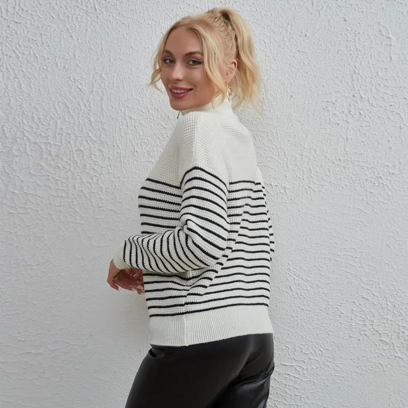 Nadia - Højhalset trøje med stribet design og lynlåsdetalje