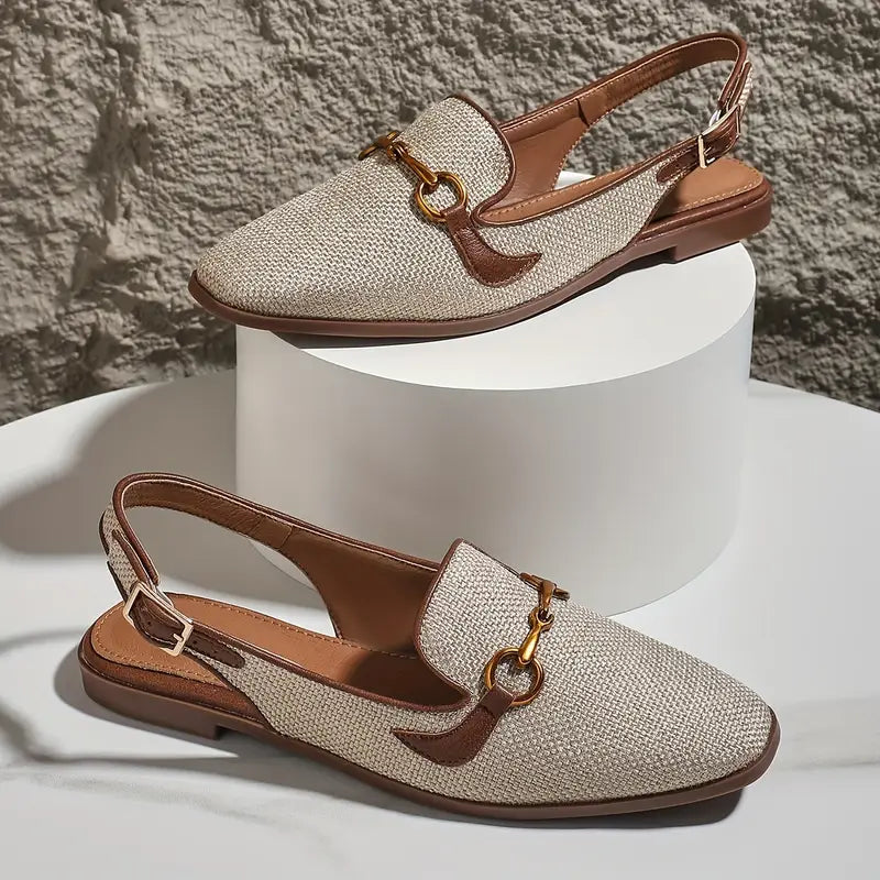 Delora – Flade slingback sandaler med dekorativt spænde og poleret remdesign