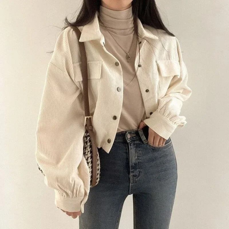 Sandra – Cropped knapper jakke med lange ærmer og frontlommedetaljer