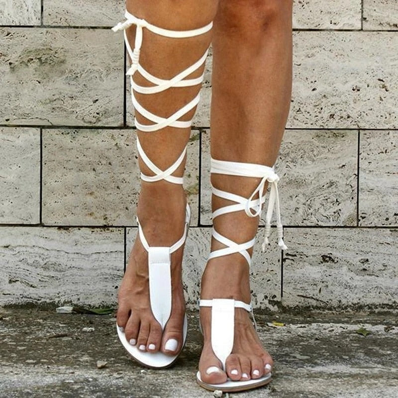 Scarlett – Moderne flade sandaler med krydsremme og justerbart design