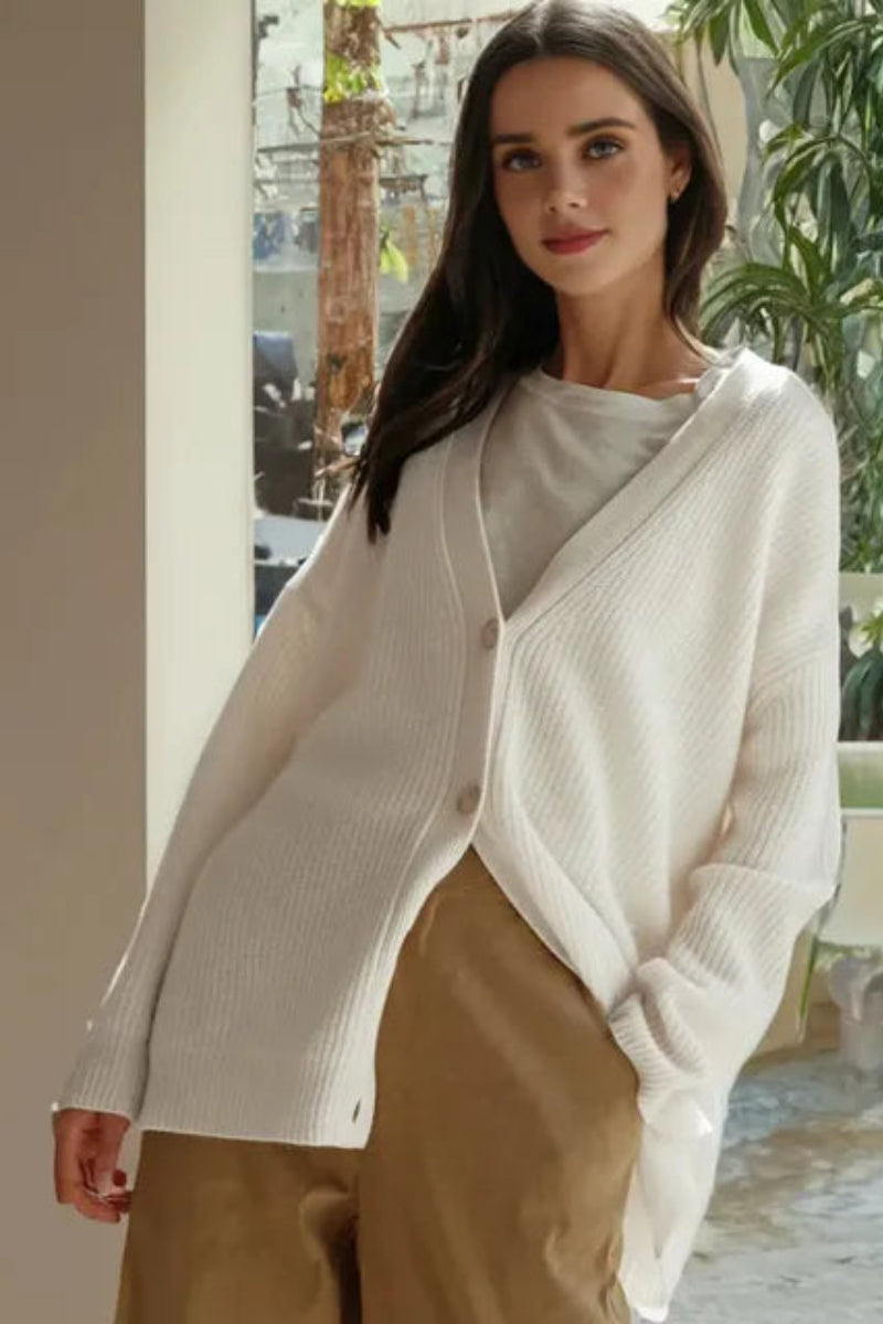 Rosa – Stilfuld langærmet cardigan med knaplukning og v halsudskæring