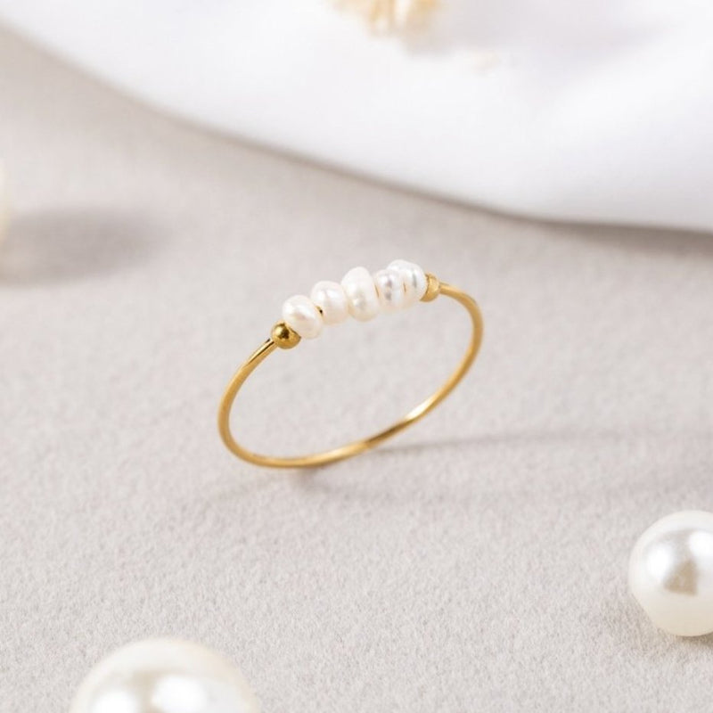 Kate – Klassisk ring med et diskret perleaccent for et moderne twist