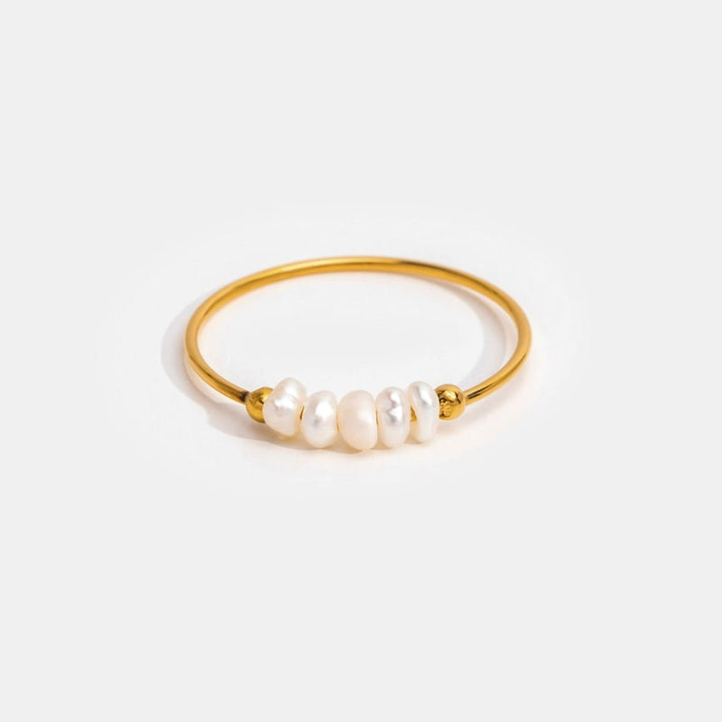 Kate – Klassisk ring med et diskret perleaccent for et moderne twist