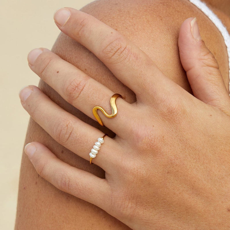Kate – Klassisk ring med et diskret perleaccent for et moderne twist