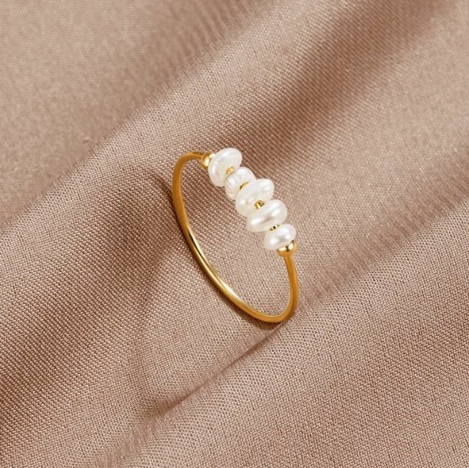 Kate – Klassisk ring med et diskret perleaccent for et moderne twist