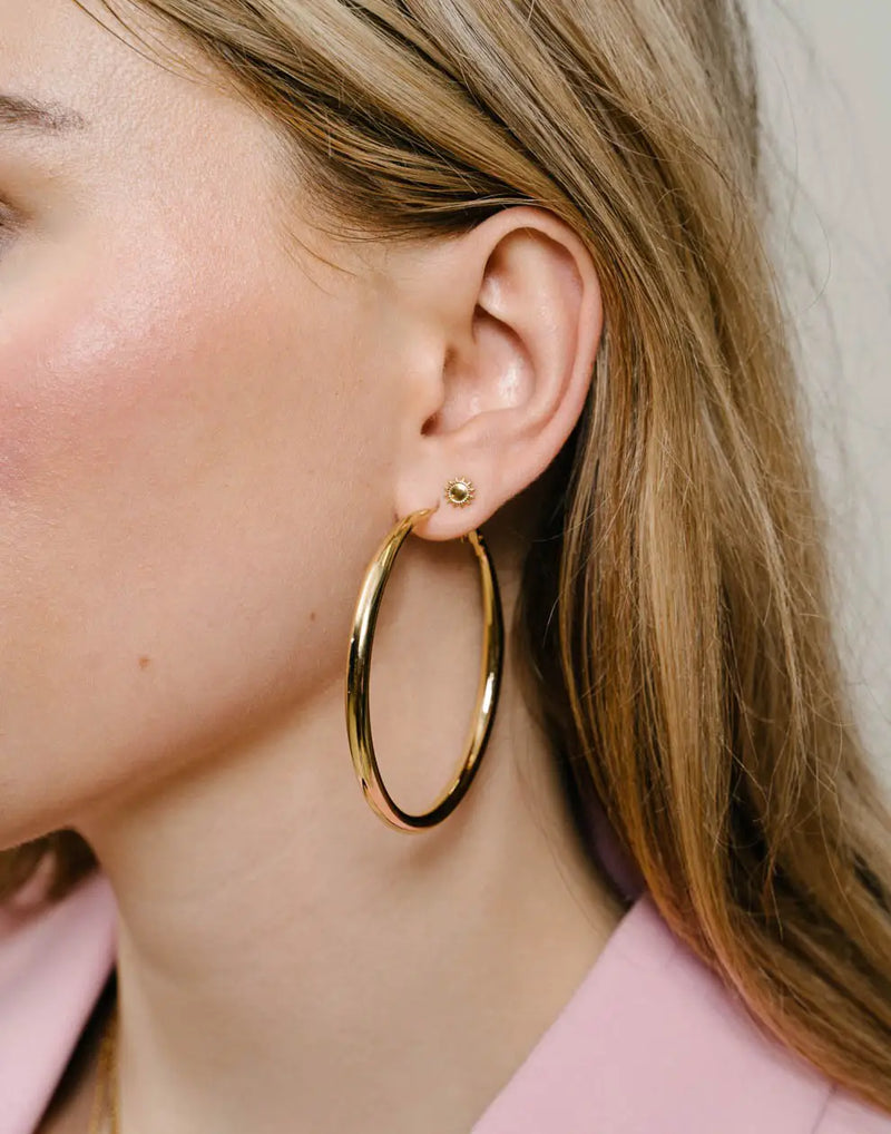 Nora – Elegante oversized øreringe med poleret finish og rund bøjle