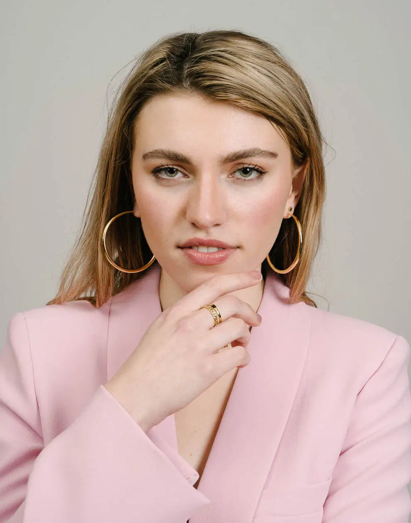Nora – Elegante oversized øreringe med poleret finish og rund bøjle