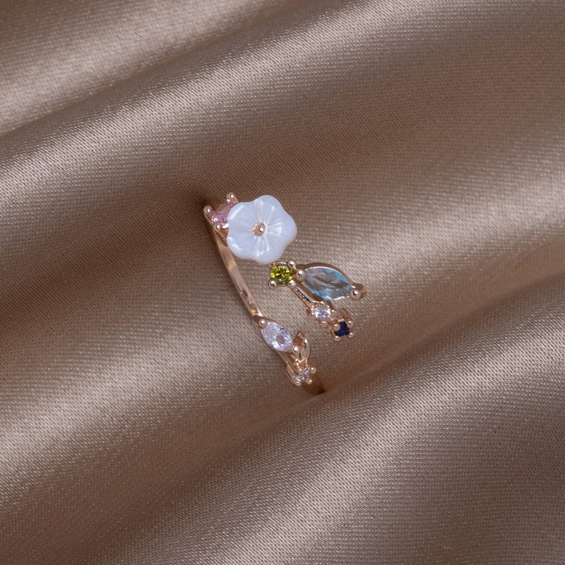 Lara – Elegant ring med blomsterdetaljer og moderne design