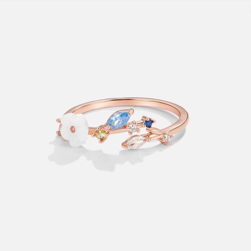 Lara – Elegant ring med blomsterdetaljer og moderne design