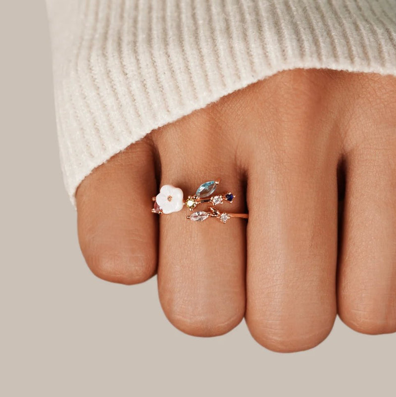 Lara – Elegant ring med blomsterdetaljer og moderne design