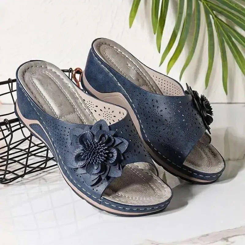 Debra – Kilesandaler med blomsterdetaljer og åben tå design
