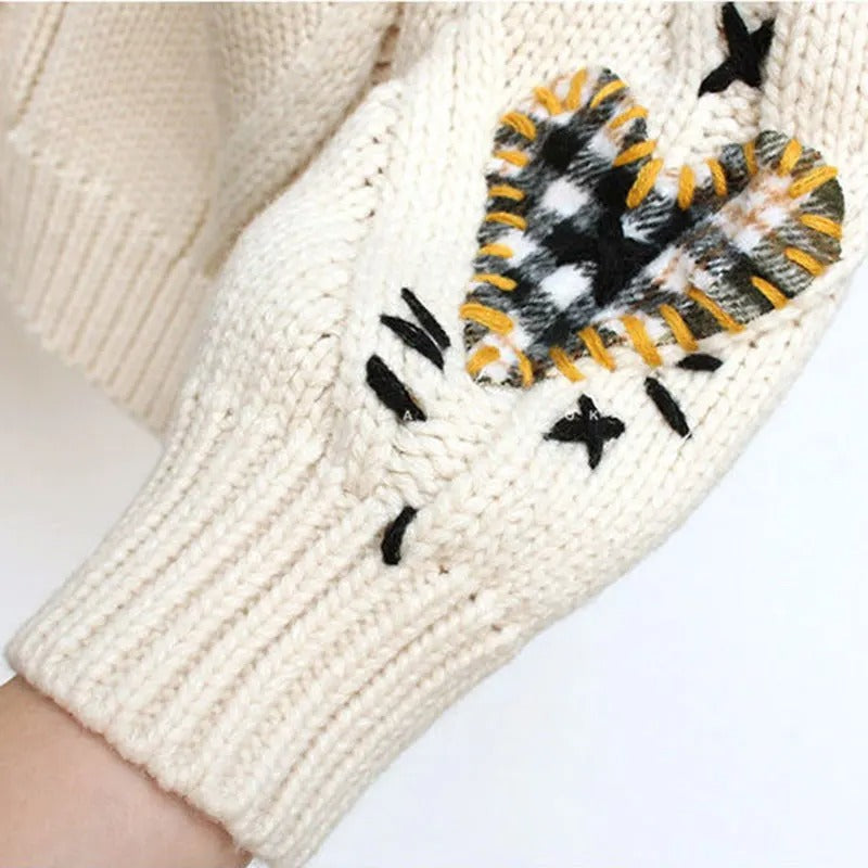 Lena – V hals cardigan med broderi patchwork og knaplukning