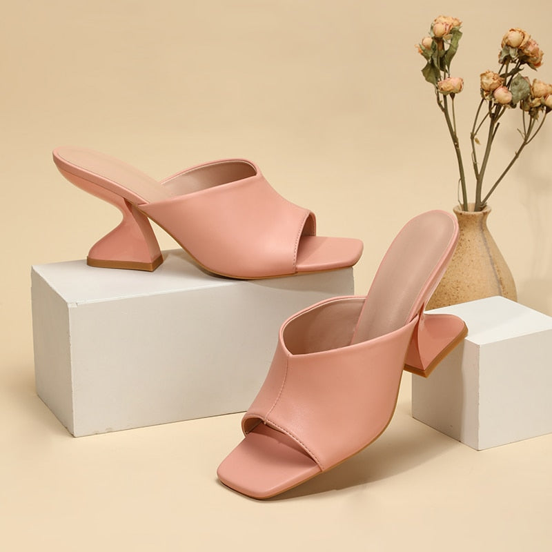 Mira – Slip on sko med blok hæl og åben tå design
