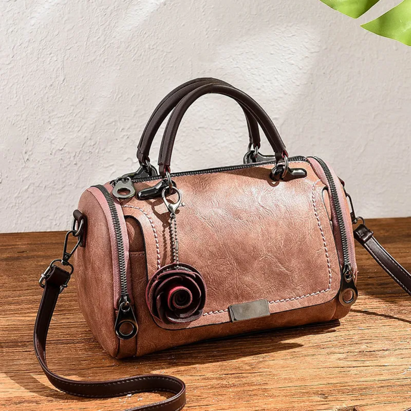 Ashley – Unik skuldertaske med justerbar rem og blomsteraccent