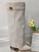 Nicole – Moderne knæhøje støvler med spids snude og spændedetaljer