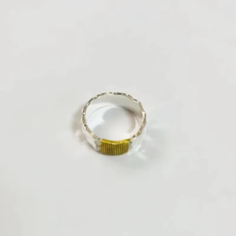 Kylie – Løjnefaldende ring med trådlignende detaljer og kunstnerisk design