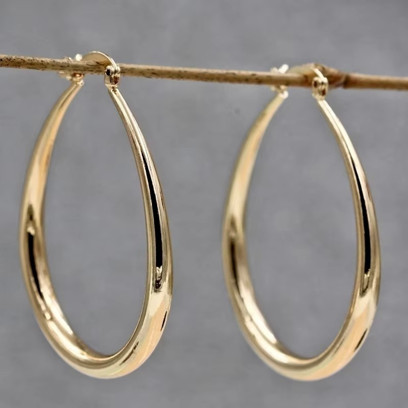 Maria – Stilfulde ovale hoop øreringe med sikker lukning og slående look