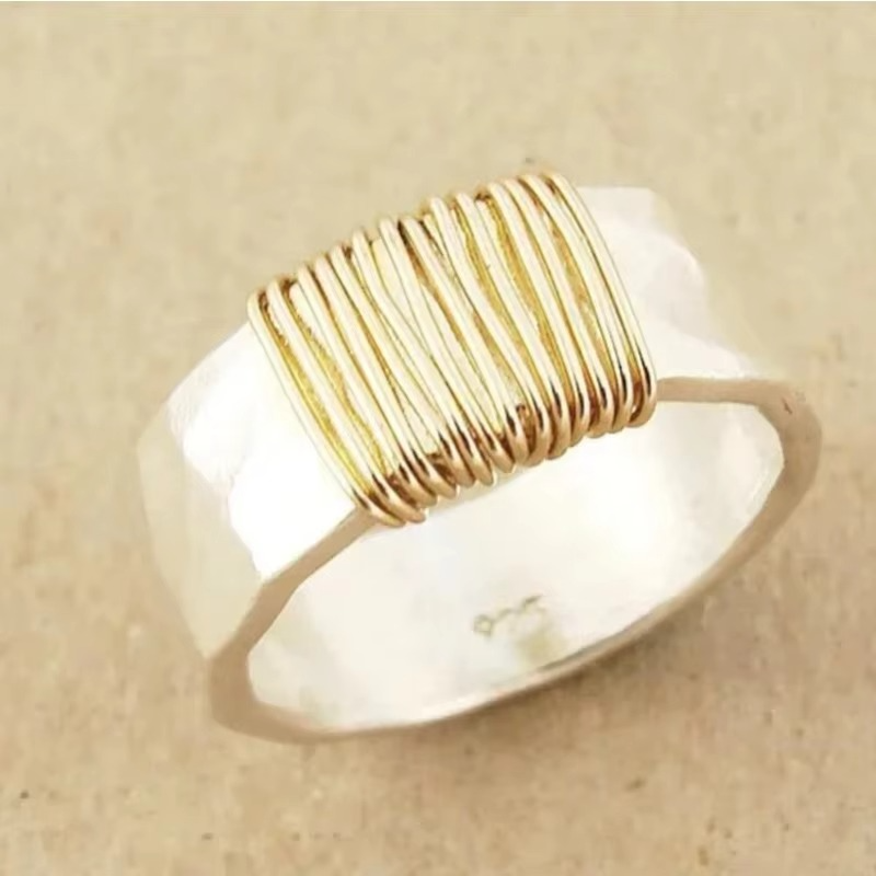 Kylie – Løjnefaldende ring med trådlignende detaljer og kunstnerisk design