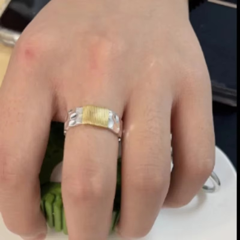 Kylie – Løjnefaldende ring med trådlignende detaljer og kunstnerisk design
