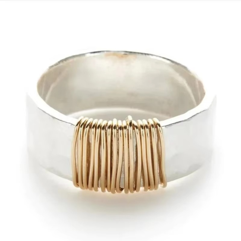 Kylie – Løjnefaldende ring med trådlignende detaljer og kunstnerisk design