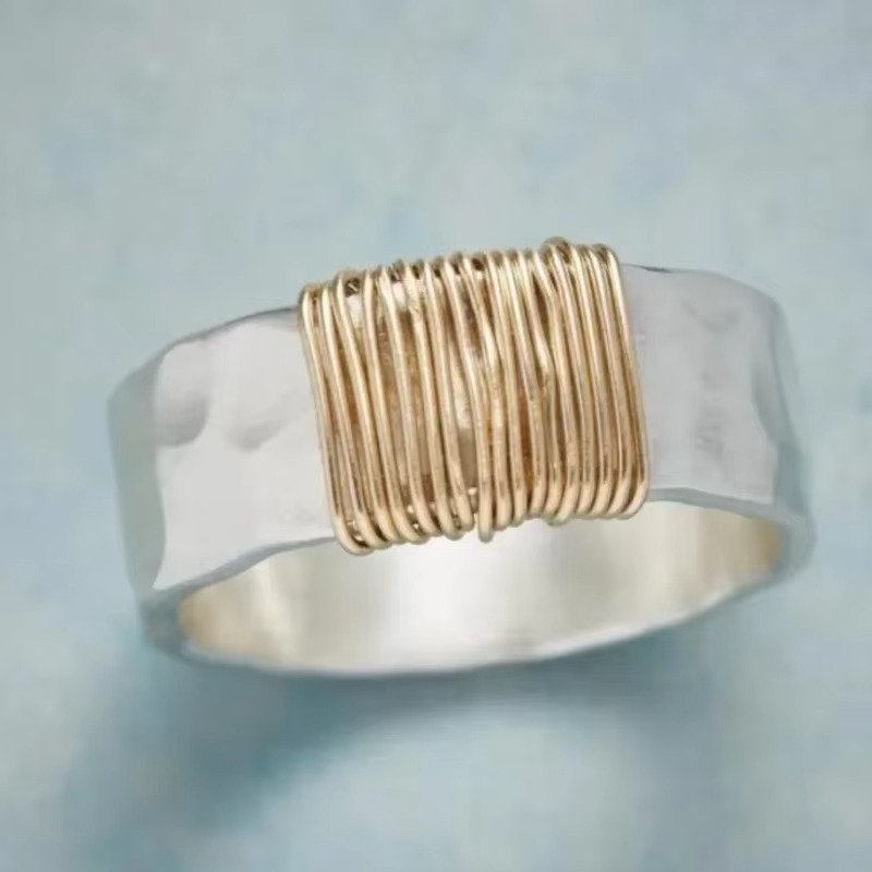 Kylie – Løjnefaldende ring med trådlignende detaljer og kunstnerisk design