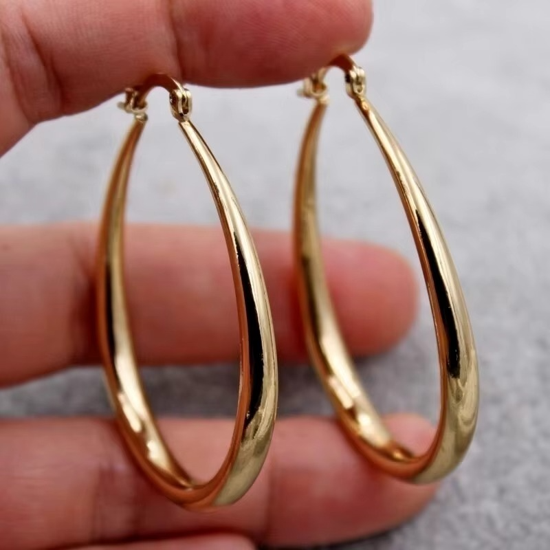 Maria – Stilfulde ovale hoop øreringe med sikker lukning og slående look