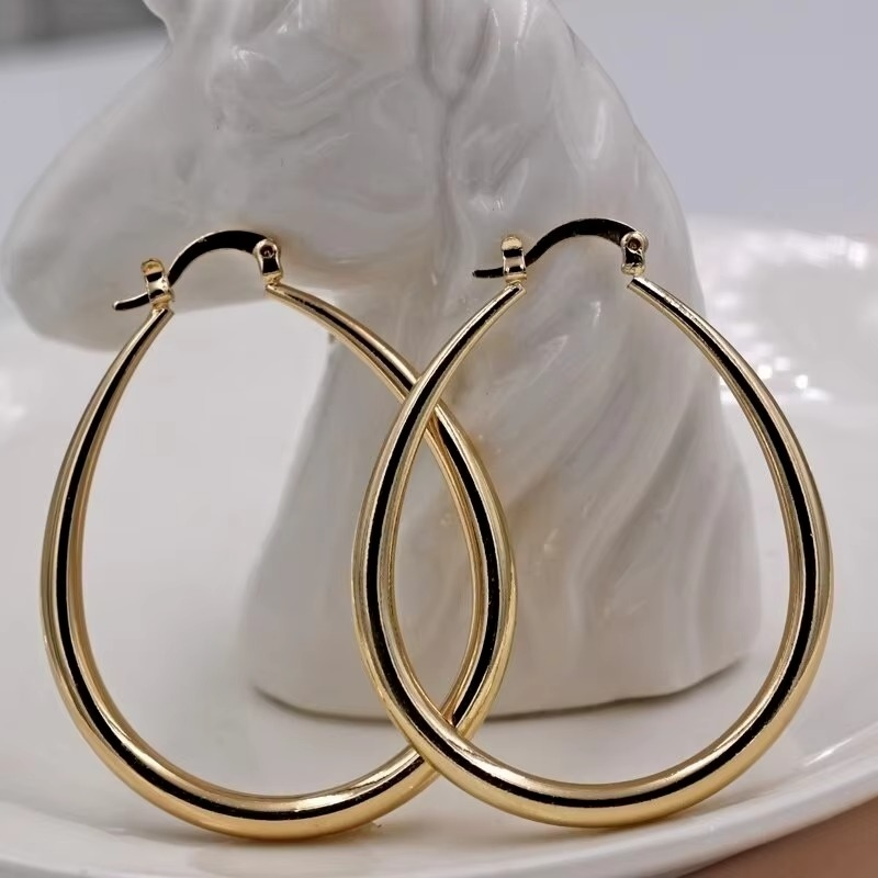 Maria – Stilfulde ovale hoop øreringe med sikker lukning og slående look
