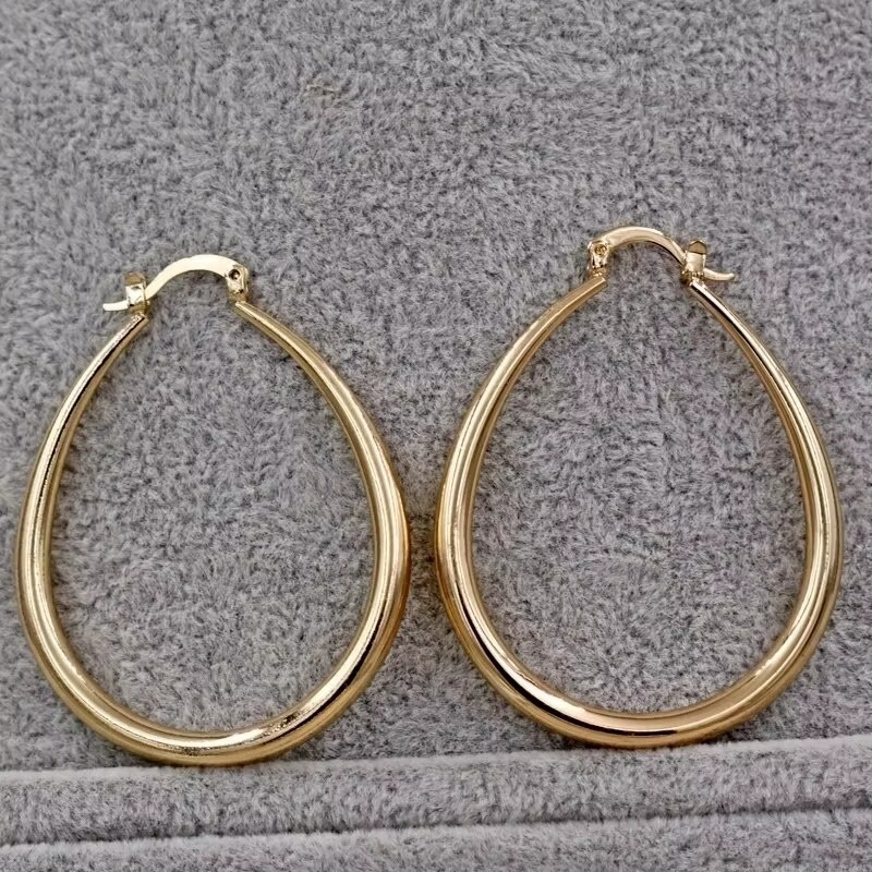 Maria – Stilfulde ovale hoop øreringe med sikker lukning og slående look
