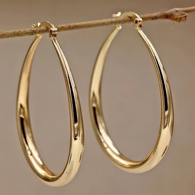 Maria – Stilfulde ovale hoop øreringe med sikker lukning og slående look