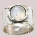 LunaMist – Elegant ring med måneinspireret midterstykke og moderne design