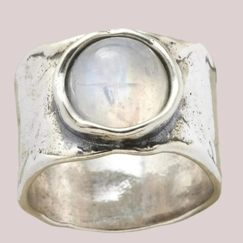 LunaMist – Elegant ring med måneinspireret midterstykke og moderne design