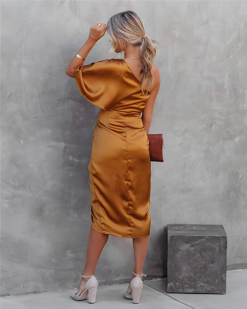 Lila – En skulder midi kjole med batwing ærmer og asymmetrisk omslag