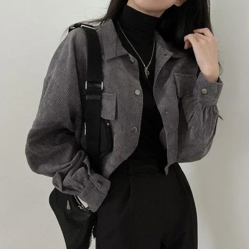 Sandra – Cropped knapper jakke med lange ærmer og frontlommedetaljer
