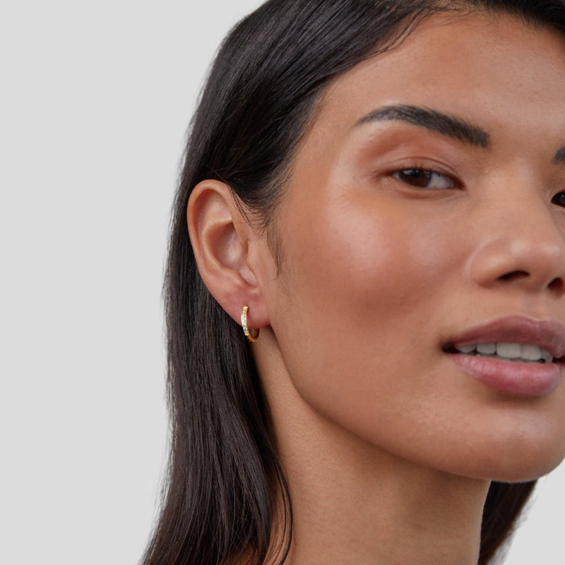 Naomi – Øreringe med tidløs kurve og moderne design