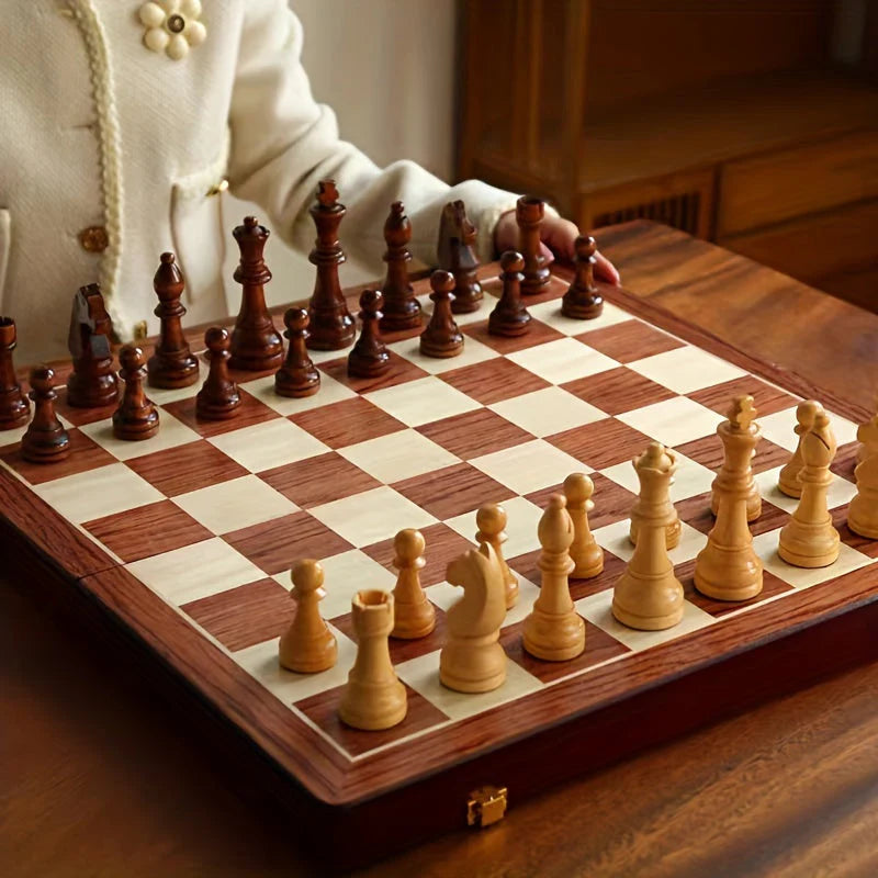 CrownChess – Elegant skaksæt med detaljerede brikker og klassisk bræt til strategisk spil