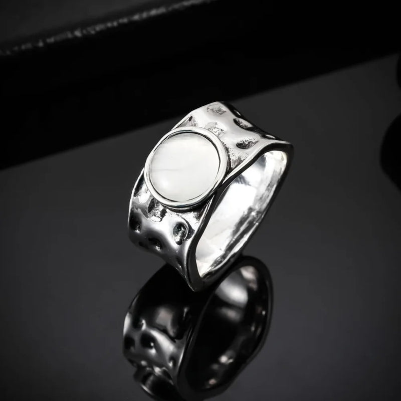 LunaMist – Elegant ring med måneinspireret midterstykke og moderne design