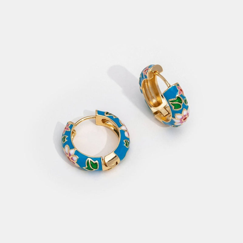Fiona – Chunky hoop øreringe med fedt blomsterdesign og sikker lukning