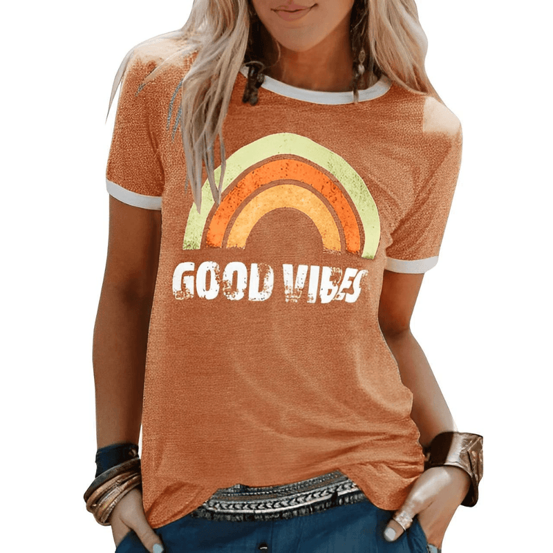 Lily - Kortærmet T-shirt med regnbue og good vibes print