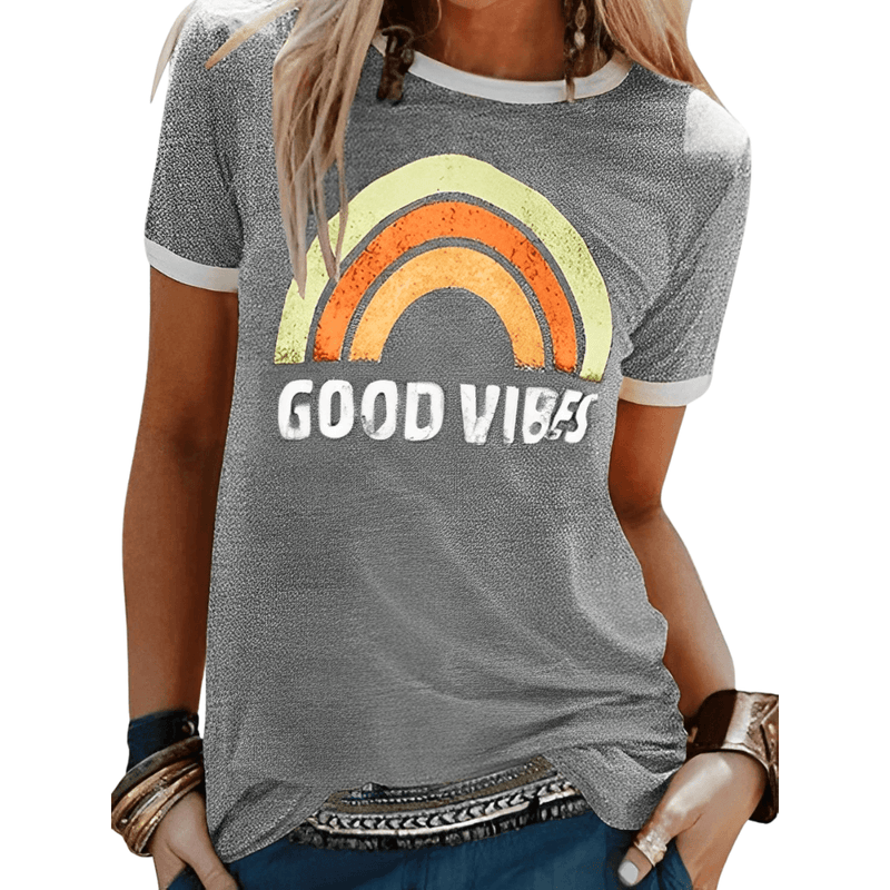 Lily - Kortærmet T-shirt med regnbue og good vibes print